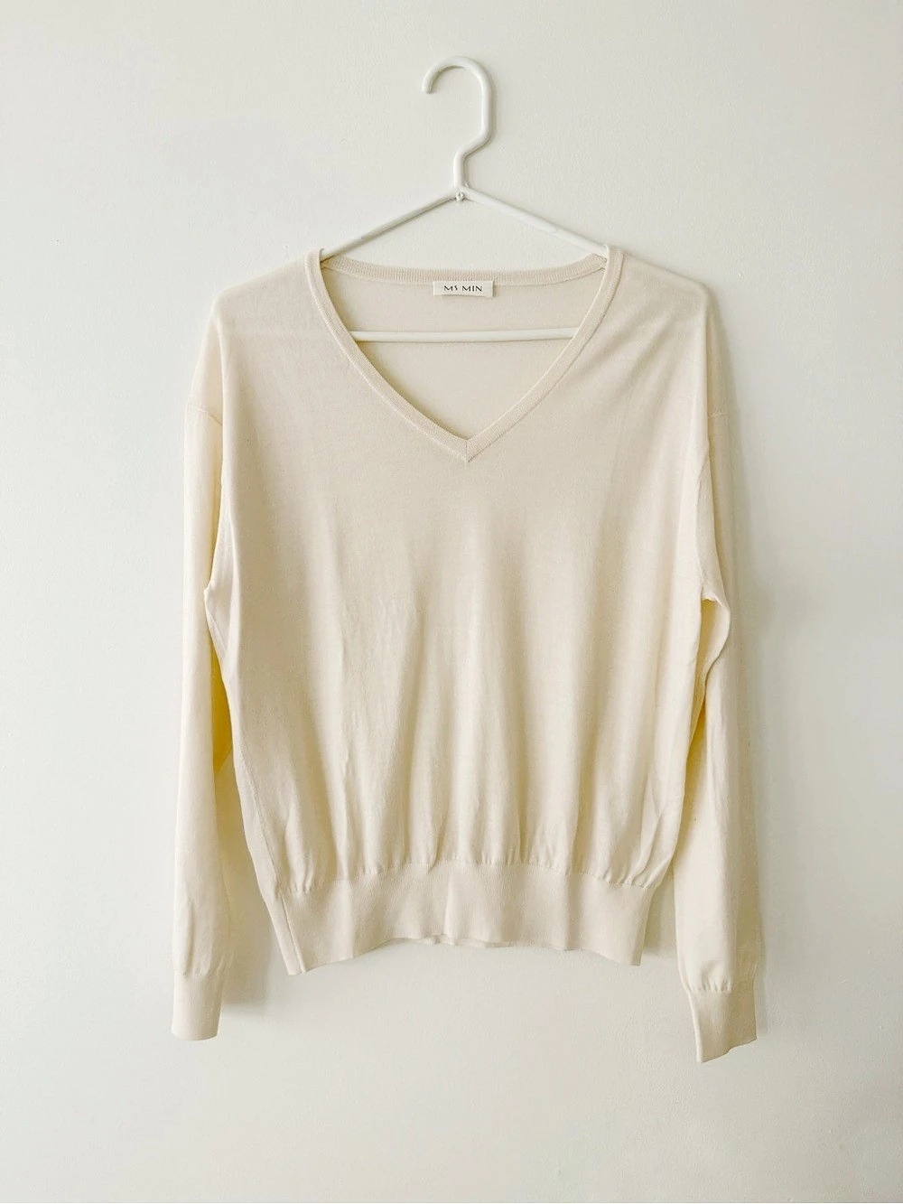 MS MIN V-Neck Lightweight Sweater in Cream Like New